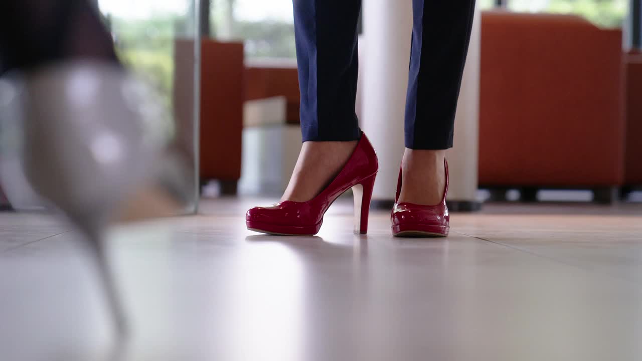 女商人的腿上穿着红色的高跟鞋视频素材