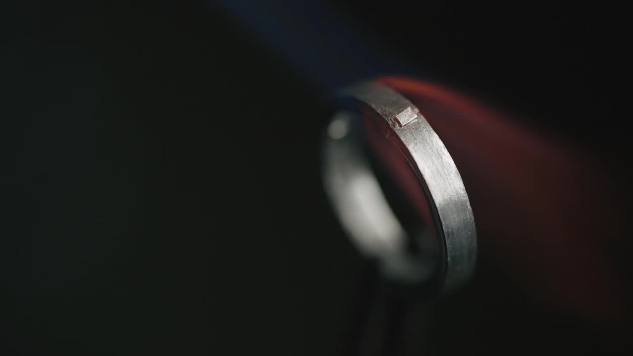 这是一个银匠焊接银环的特写镜头视频素材