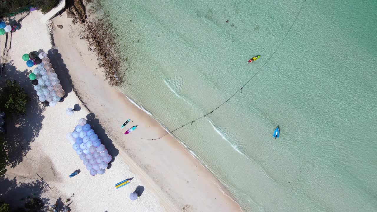 鸟瞰图上的白色沙滩上清澈的海浪视频下载