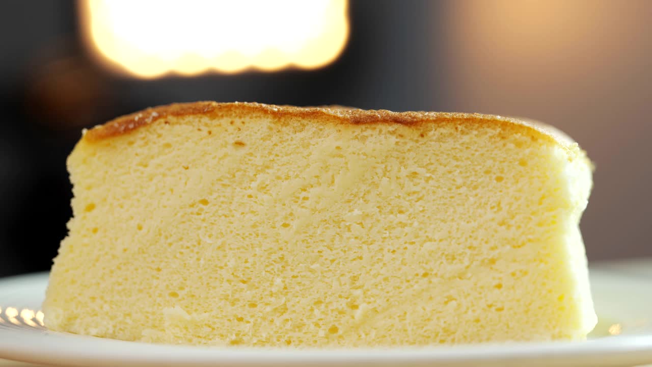 奶酪蛋糕的特写是浇甜酱汁。开胃的芝士蛋糕巧妙地加入了甜焦糖。甜点和烘焙的概念视频下载