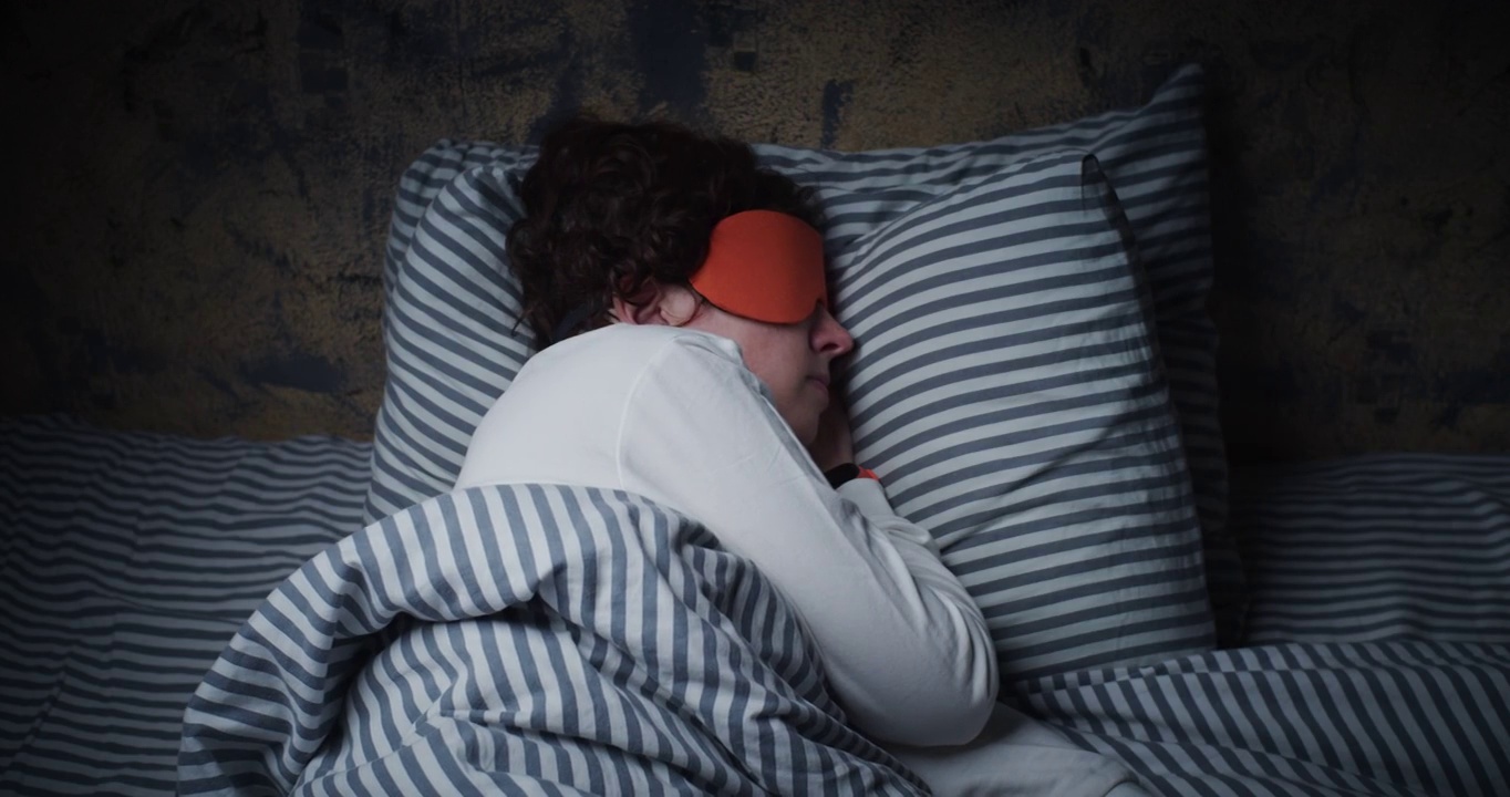 成熟的女人是用眼罩睡觉的视频下载