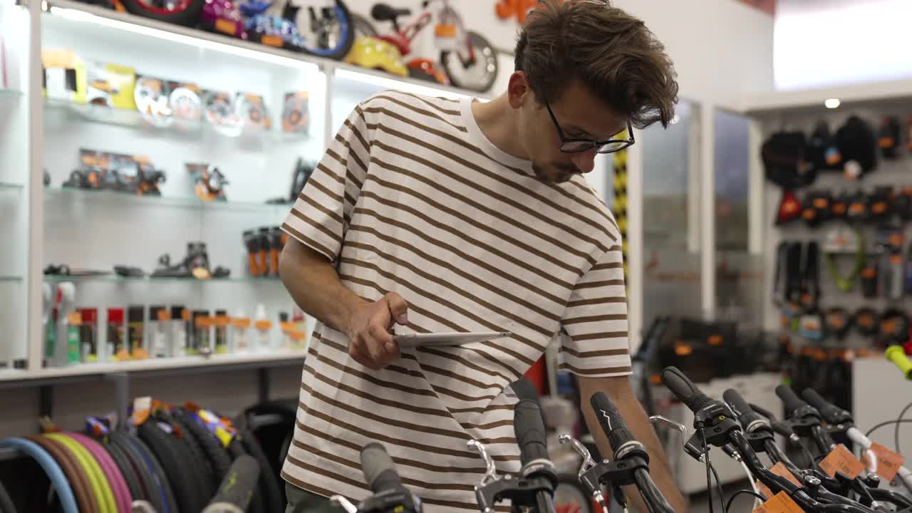 在自行车店工作的男人视频下载