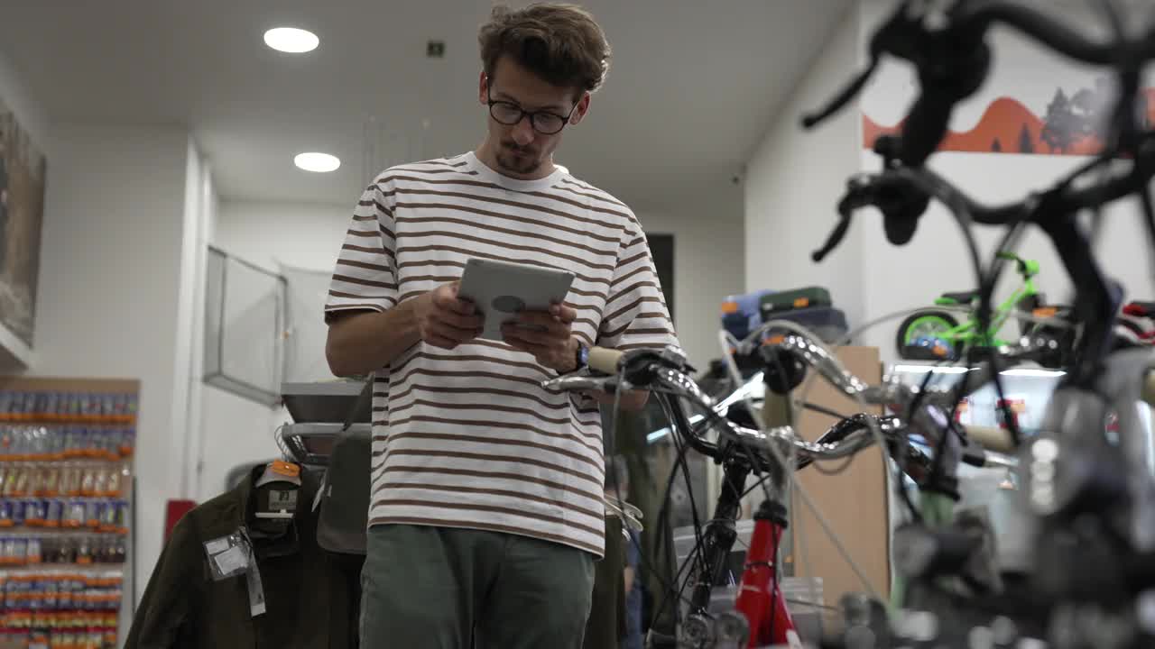 在自行车店工作的男人视频下载