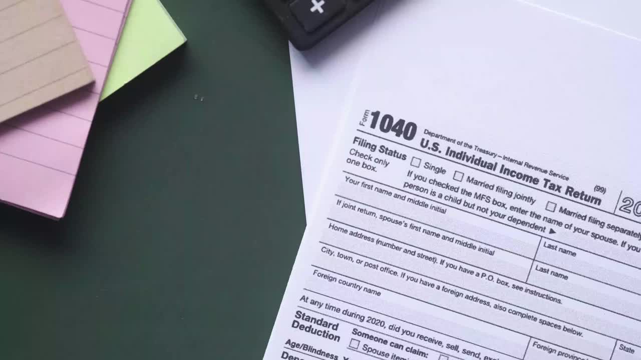 关闭一个纳税申报单和笔在桌子上。视频下载