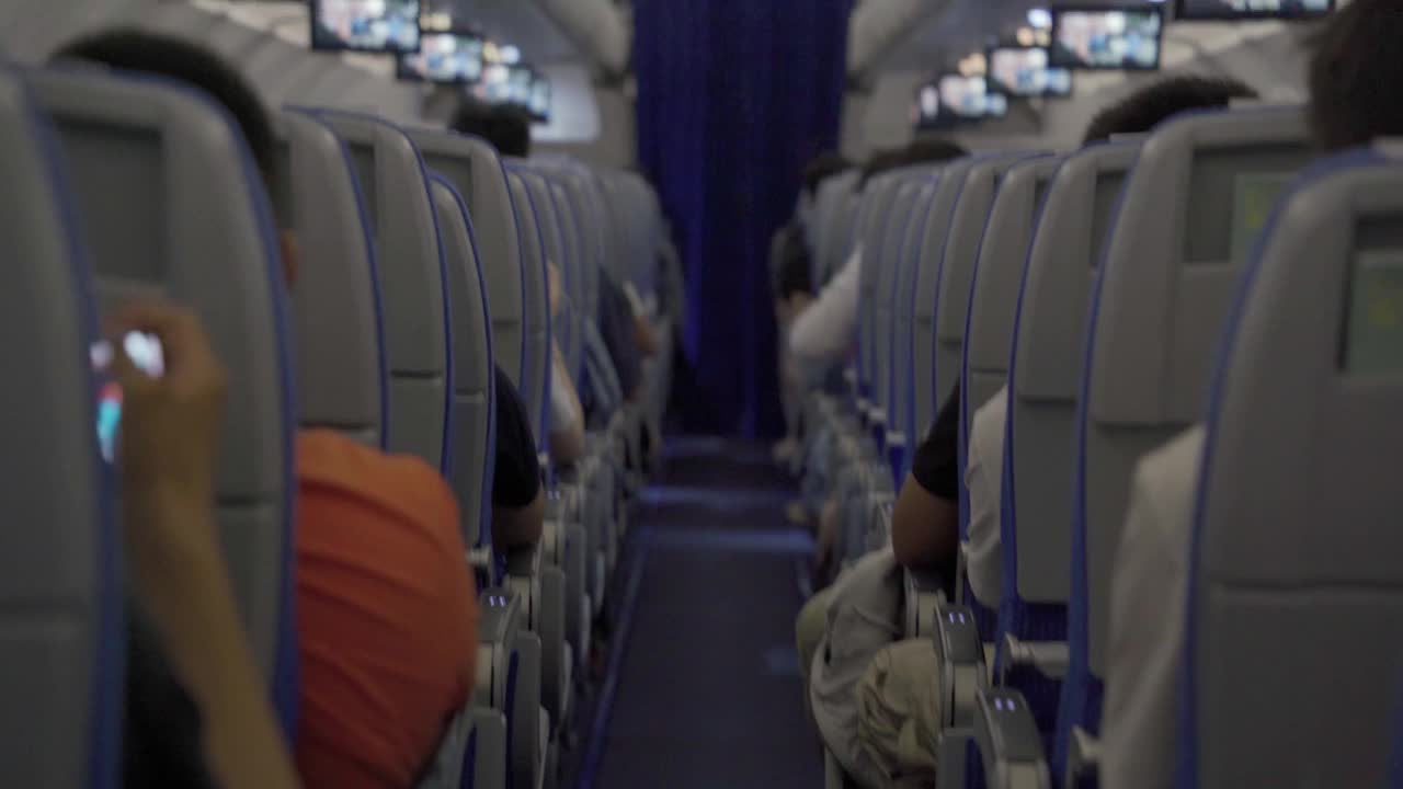 飞行途中的飞机客舱视频素材