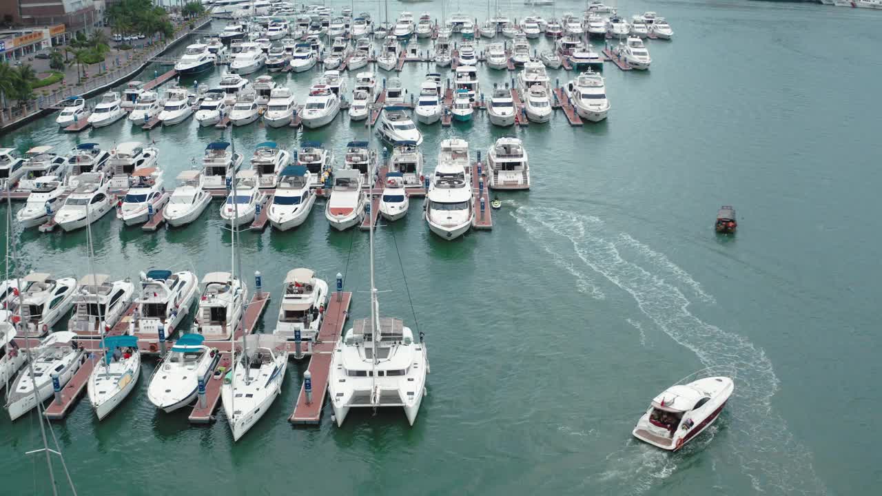 在中国海南三亚港口停靠的游艇的无人机视图。视频下载