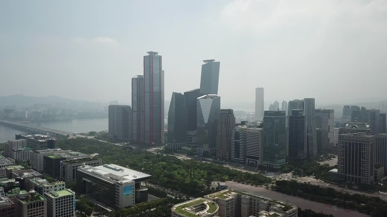 首尔永登浦区汝矣岛金融区、汝矣岛公园、马浦大桥附近的摩天大楼视频素材