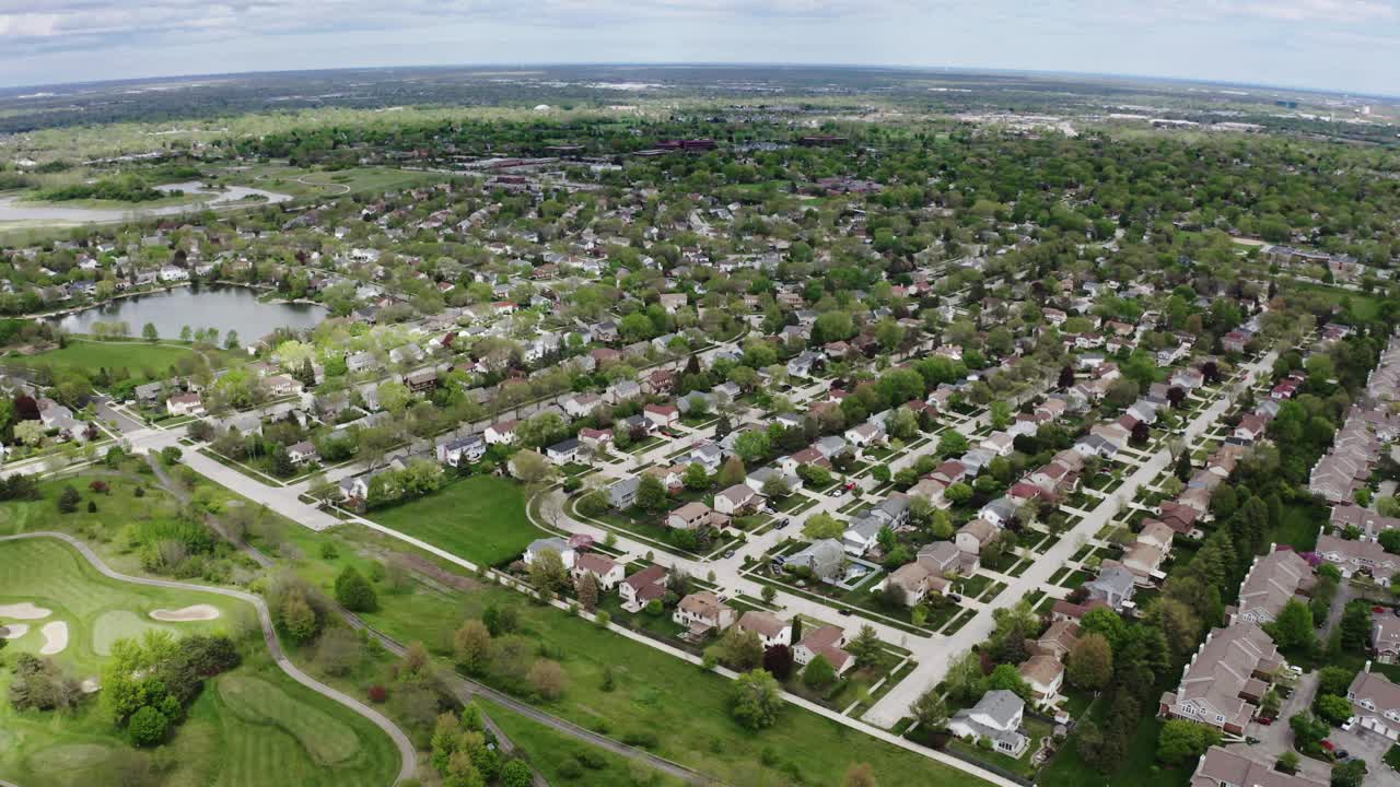 空中无人机。美国夏季郊区的景色。建立社区的镜头。房地产的观点视频素材
