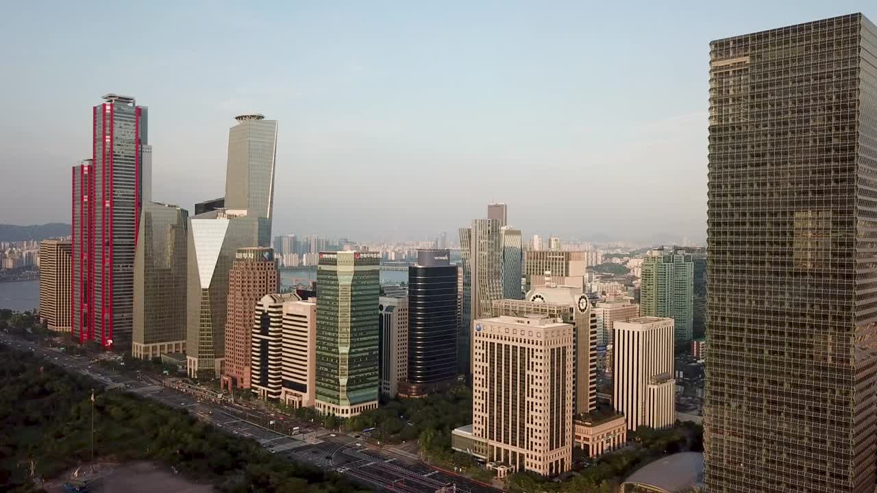 首尔永登浦区汝矣岛金融区和汝矣岛公园附近的摩天大楼日落视频素材