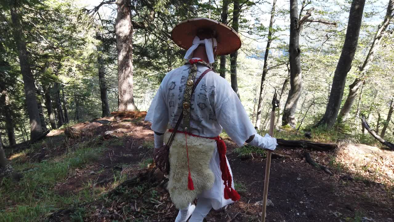 欧洲修根道和尚穿着传统服装在奥地利山区徒步旅行，奥地利，Ötscher视频下载