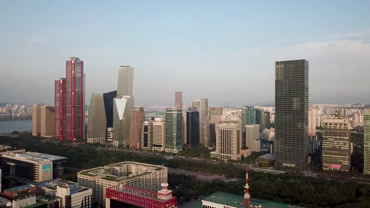 首尔永登浦区汝矣岛金融区和汝矣岛公园附近的摩天大楼日落视频素材