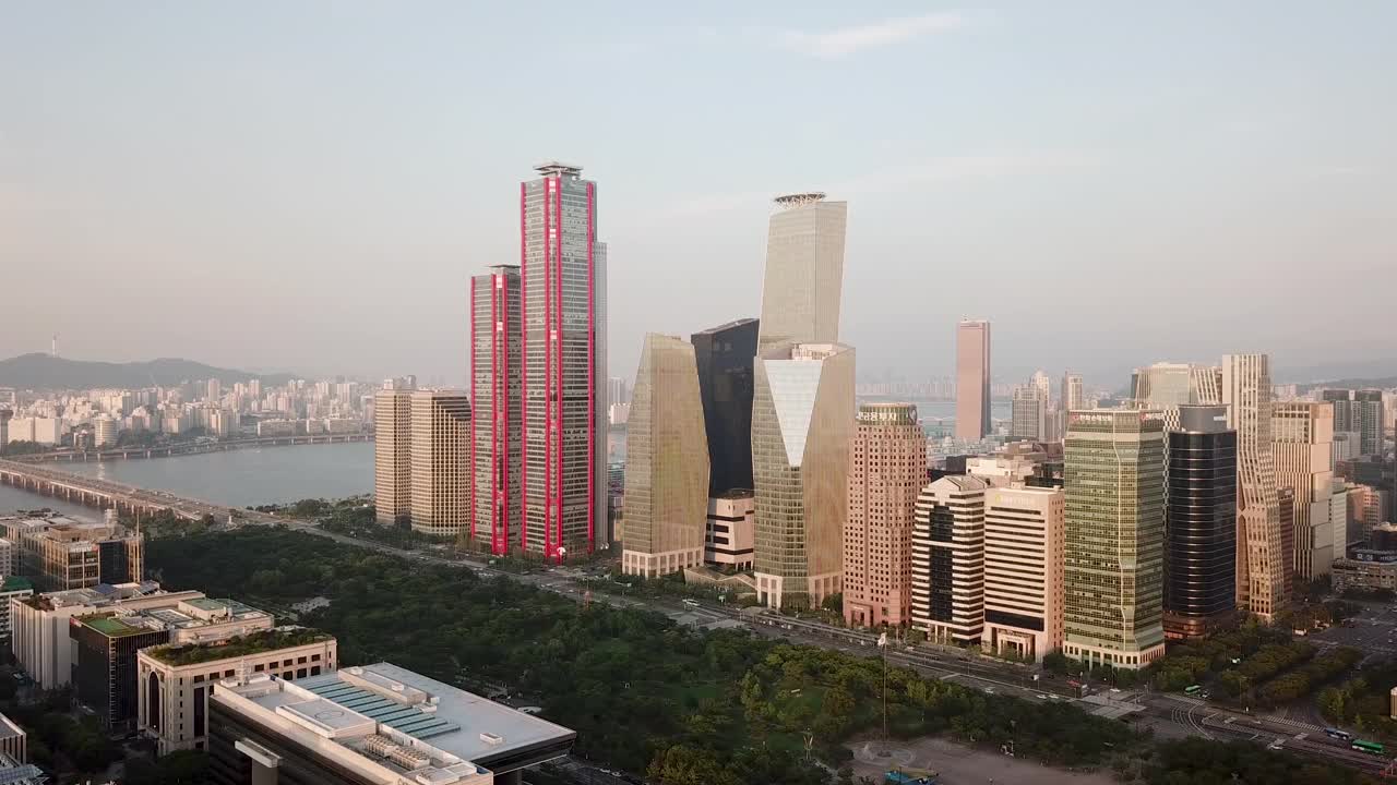 首尔永登浦区汝矣岛金融区、马浦大桥、汝矣岛公园附近的摩天大楼日落视频素材