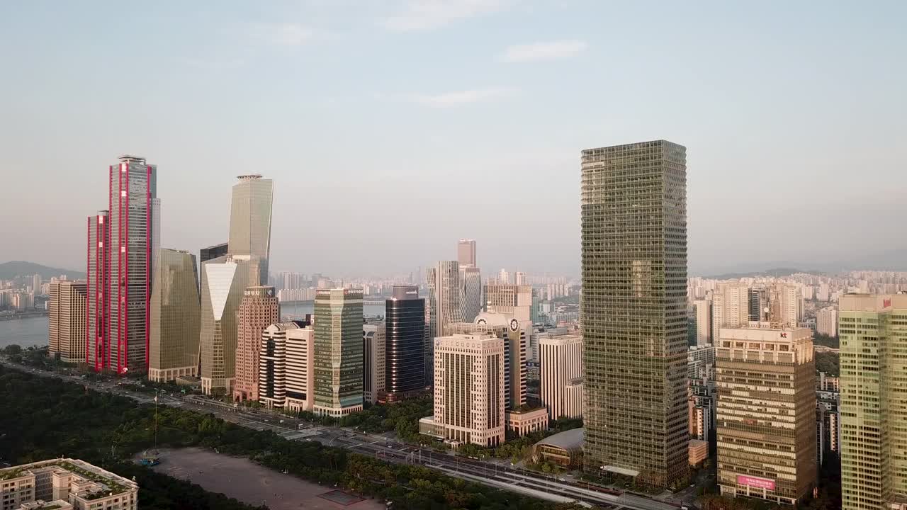 首尔永登浦区汝矣岛金融区、马浦大桥、汝矣岛公园附近的摩天大楼日落视频素材