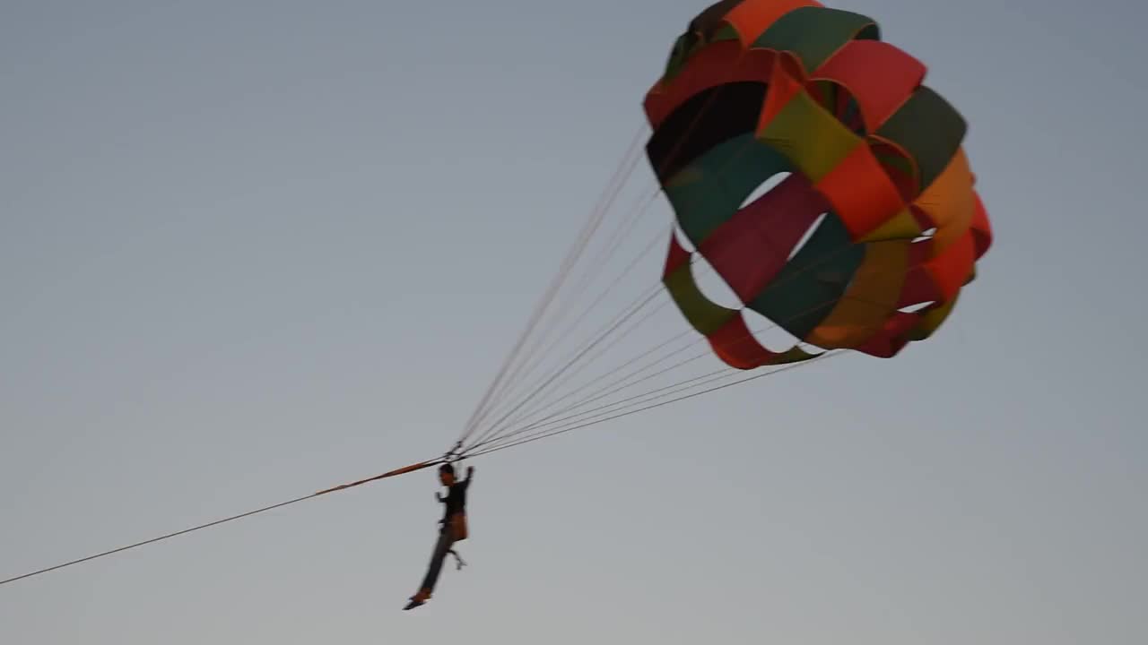 旅游享受帆伞运动视频素材