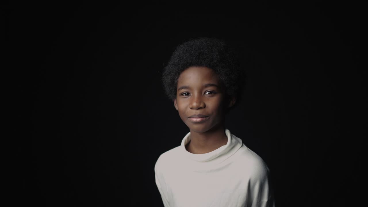 一个非洲男孩的肖像视频下载