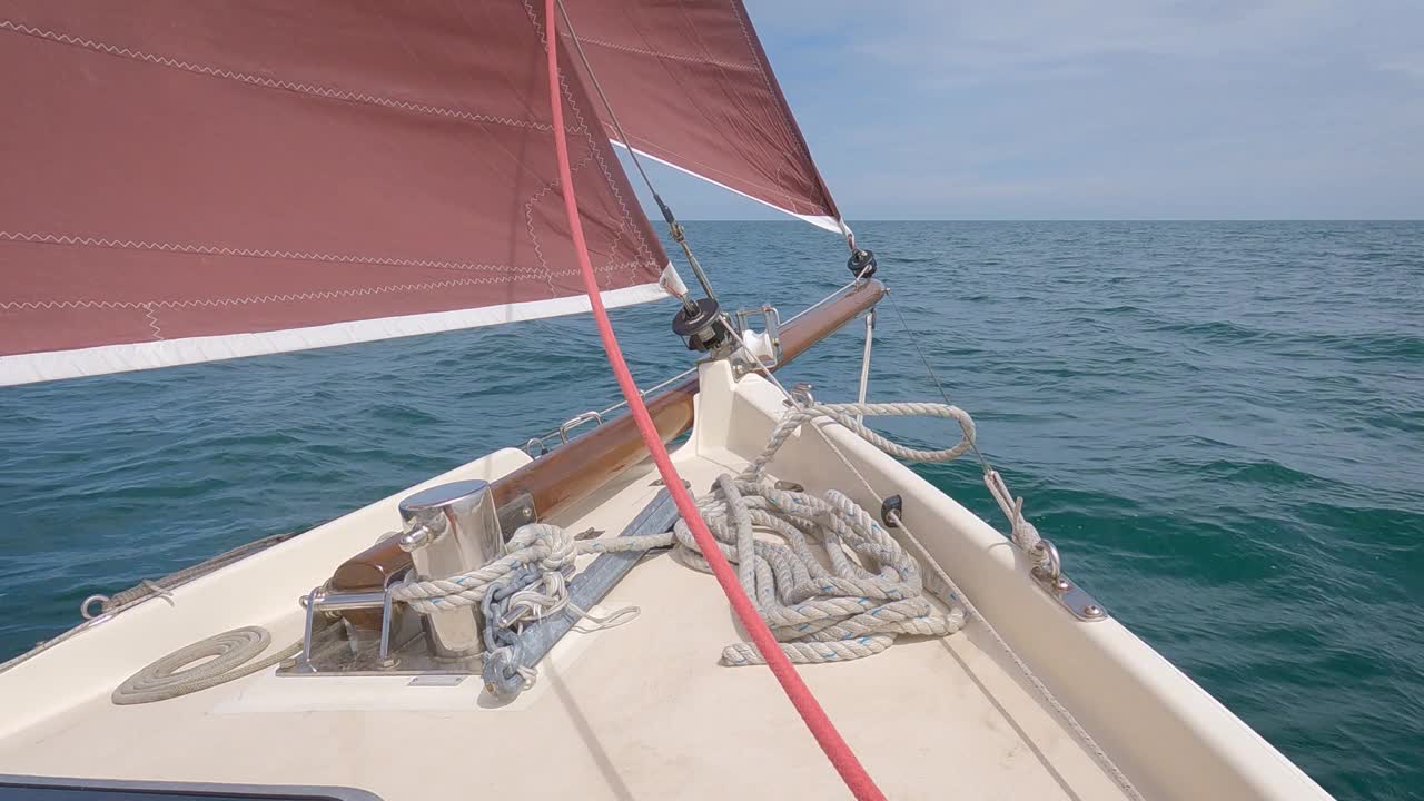 驶向爱尔兰都柏林湾的游艇的支帆、三角帆和首斜桅视频下载