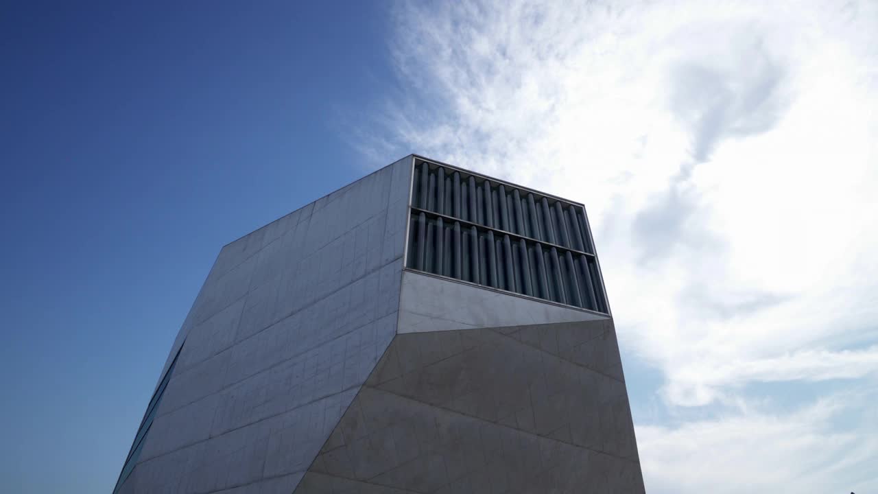 近景平移拍摄的现代建筑对多云的蓝天在晴天-波尔图，葡萄牙视频下载