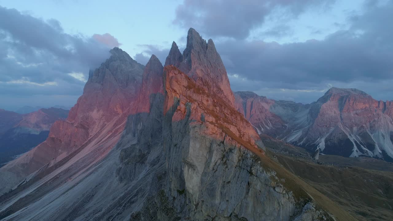 航拍向前的田园诗般的岩石形成在日落对多云的天空-南蒂罗尔，意大利视频下载