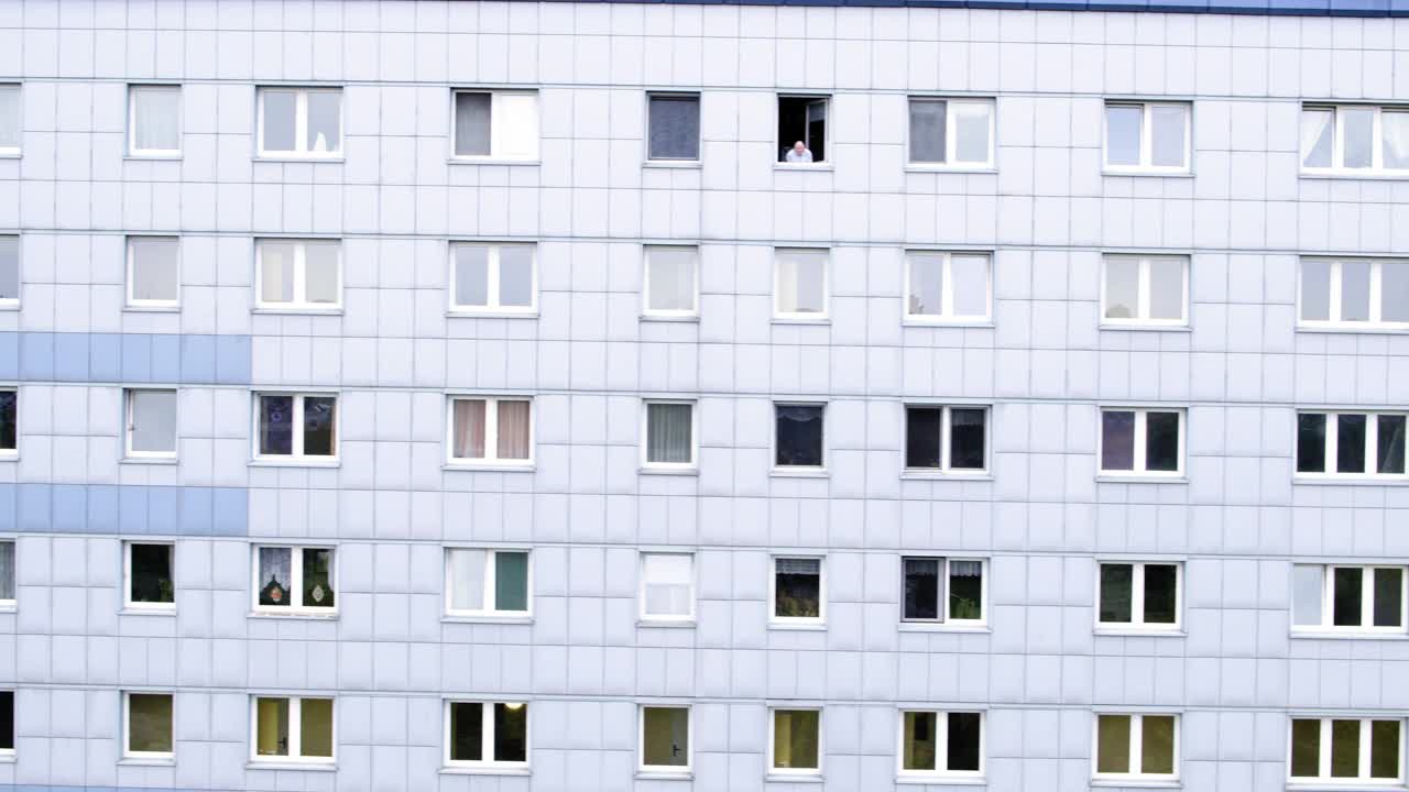 德国埃尔福特，空中男子站在高楼窗前视频下载