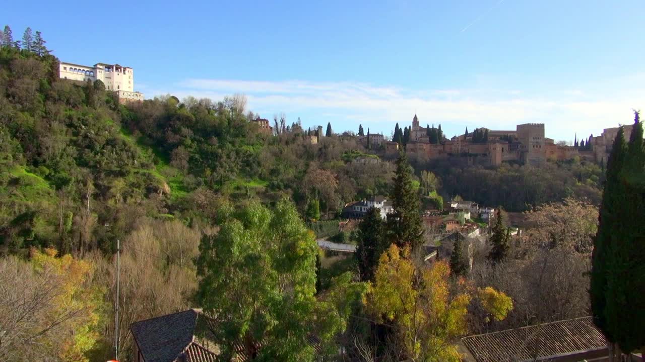 西班牙格拉纳达，阳光灿烂的日子里，古老的宫殿和Generalife在山上对着天空视频素材