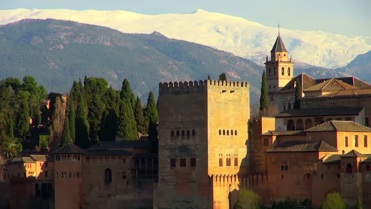 在阳光明媚的日子里，西班牙格拉纳达的古宫殿风景照视频素材