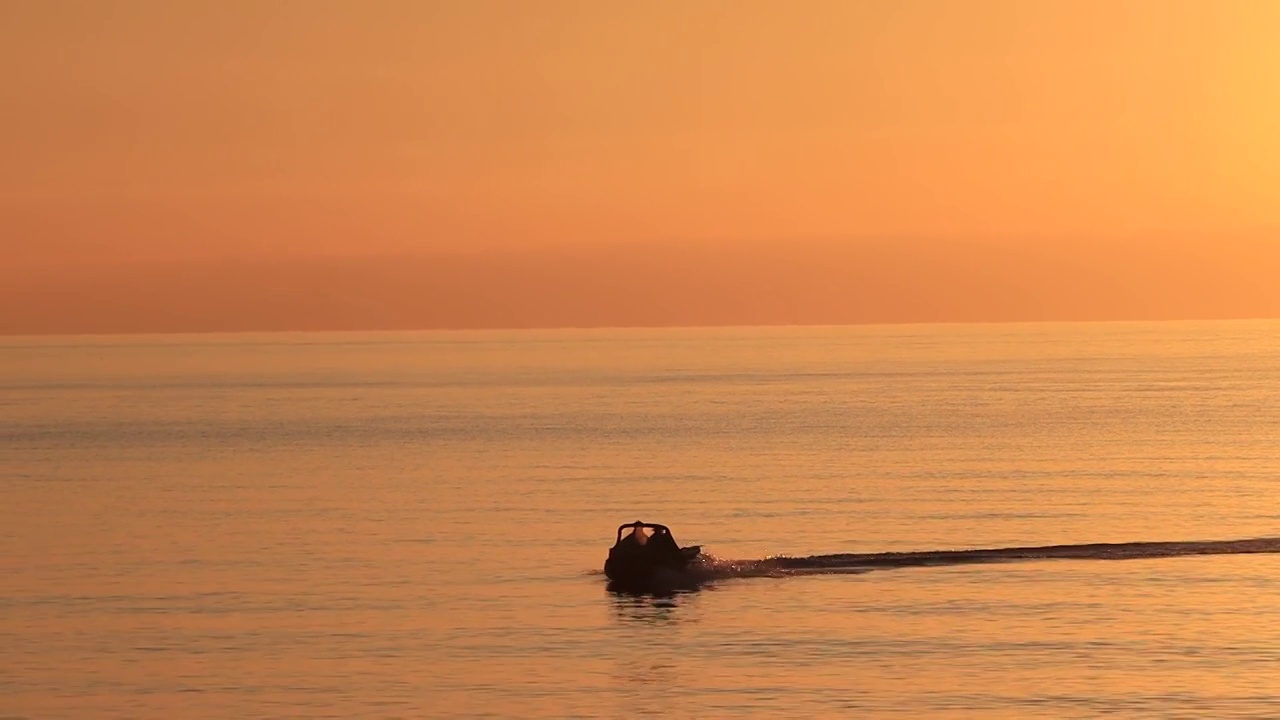 摩托艇在海上航行——慢镜头。视频素材
