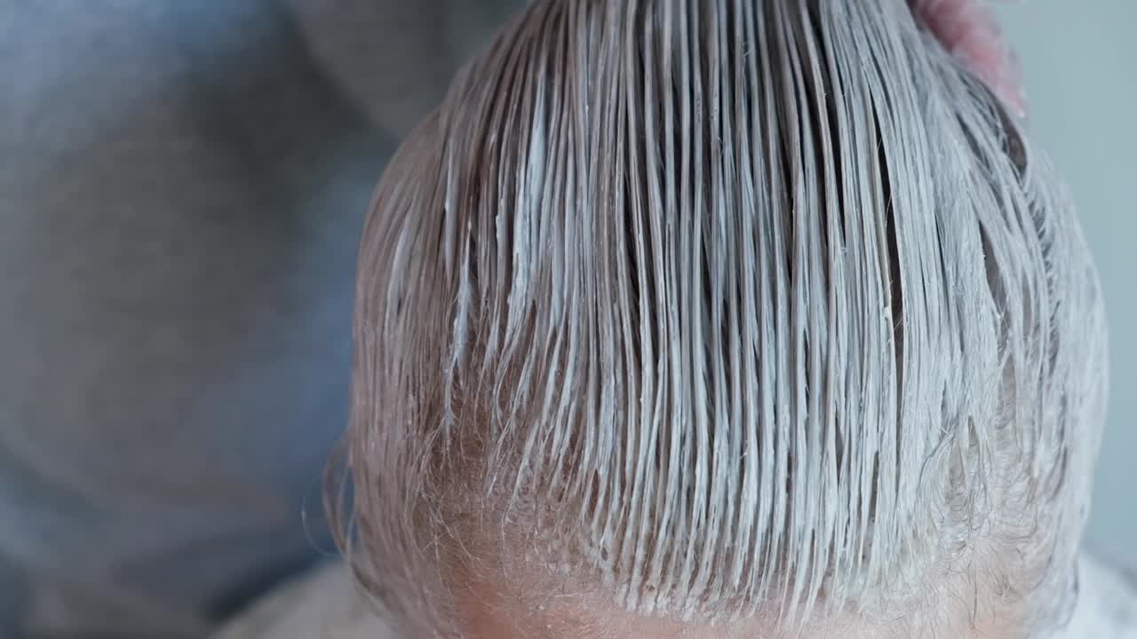 染白发的中年妇女。特写镜头。视频下载
