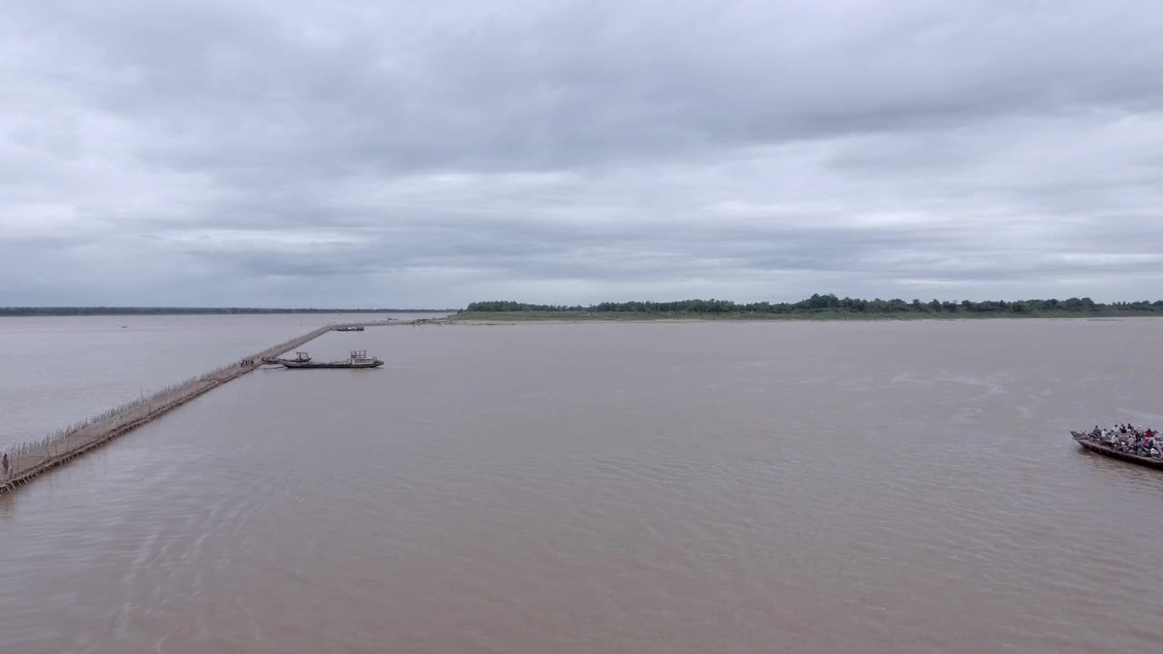 无人机拍摄一艘渡船载着乘客过河视频素材