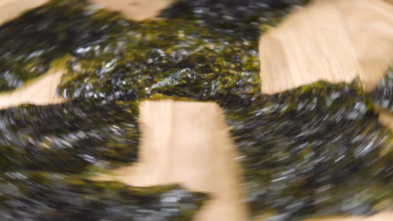 日本菜紫菜干海藻或食用海藻特写。旋转视频下载
