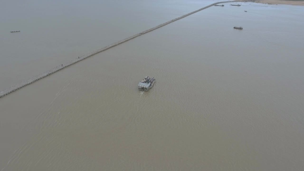 无人机俯身拍摄到一艘渡船，乘客正在过河视频素材