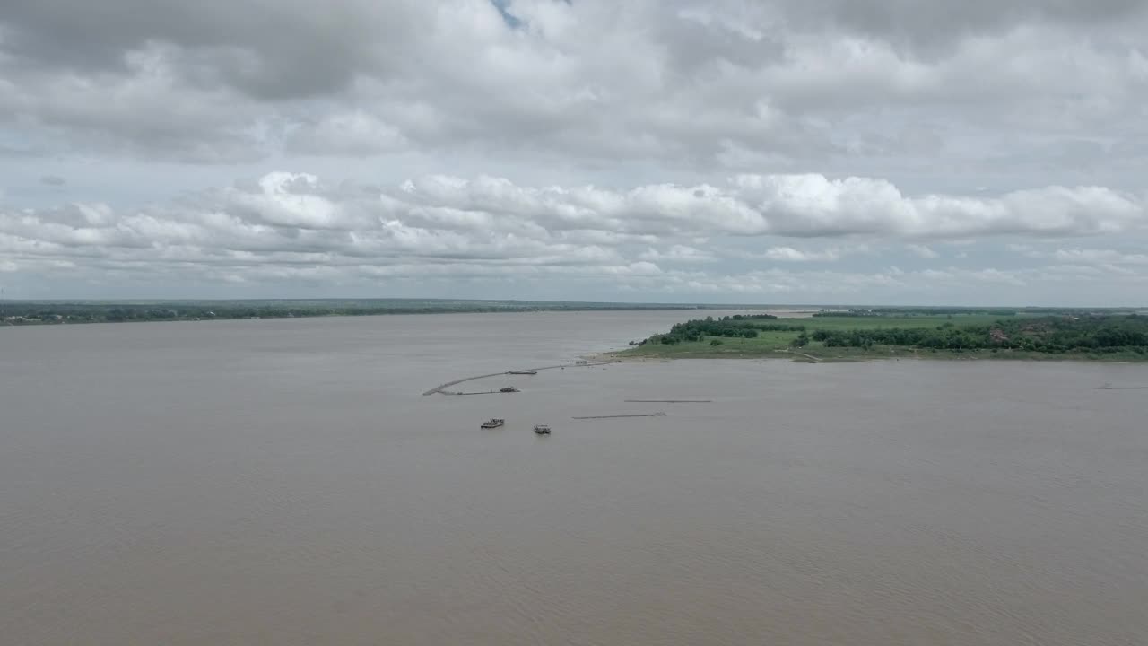从空中俯瞰湄公河上渡船和乘客互相经过的景象视频素材