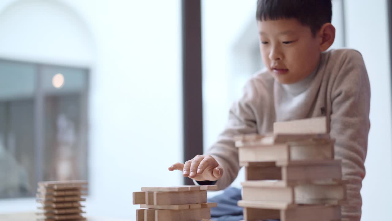 男孩玩积木建造游戏视频素材