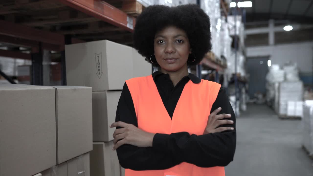 一个自信的非洲女仓库工人的肖像视频素材