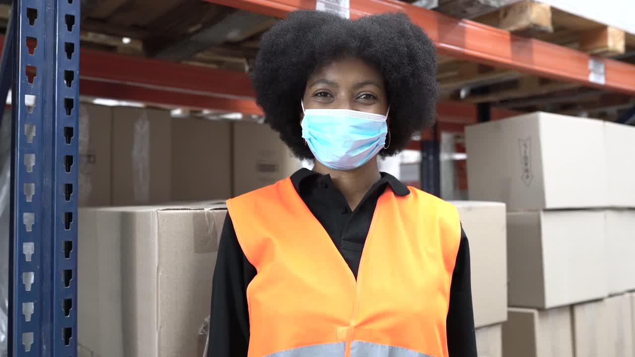 一名戴着口罩的仓库女员工的肖像视频素材