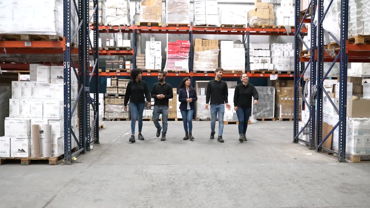 一组工人和经理一起在仓库里散步视频素材