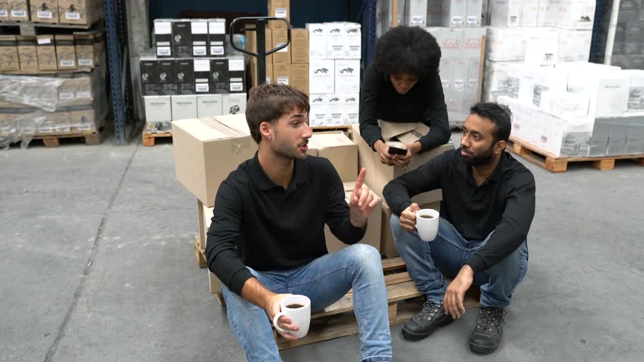多民族仓库工人在喝咖啡休息视频下载