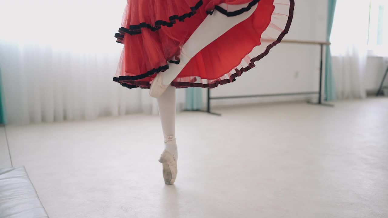 芭蕾舞演员在舞蹈工作室练习视频下载