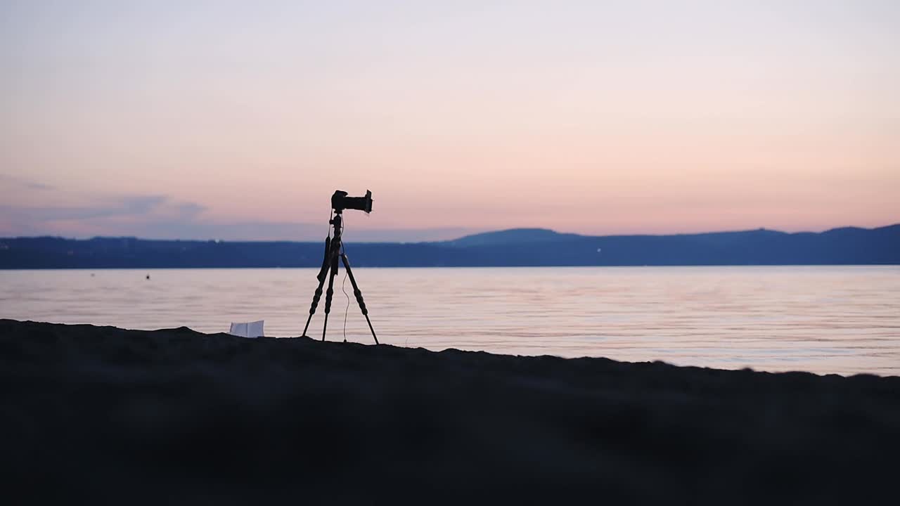 一个年轻人享受捕捉美丽的日落在布雷恰诺湖，意大利-广角镜头视频下载