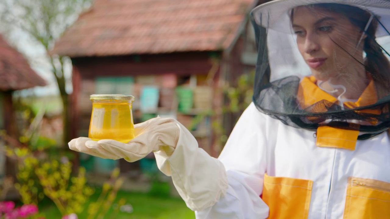 带蜂蜜罐的雌性养蜂人视频下载