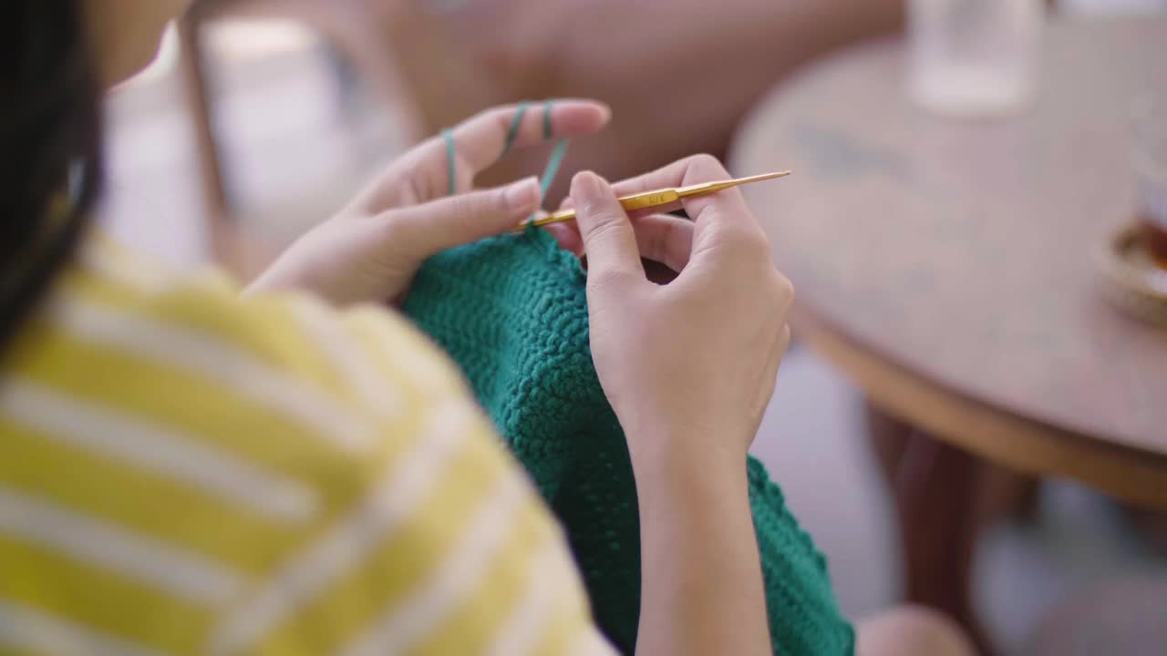 年轻女子在家钩针编织。视频下载
