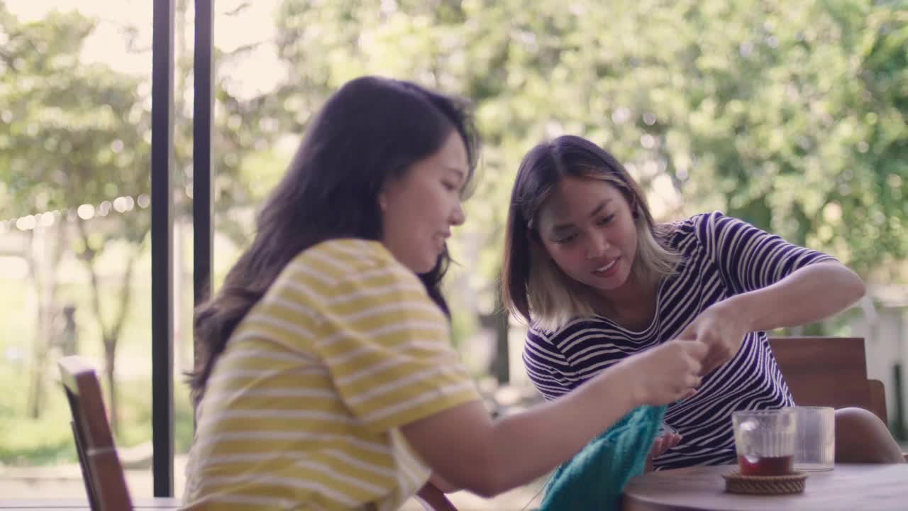 女人教朋友钩针编织，因为他们享受放松在后院。视频下载