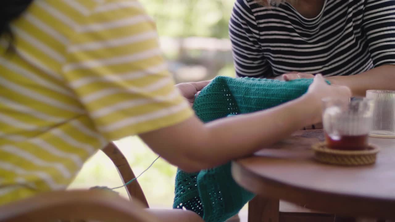 女教师教妹妹钩针编织，他们享受放松在后院。视频下载