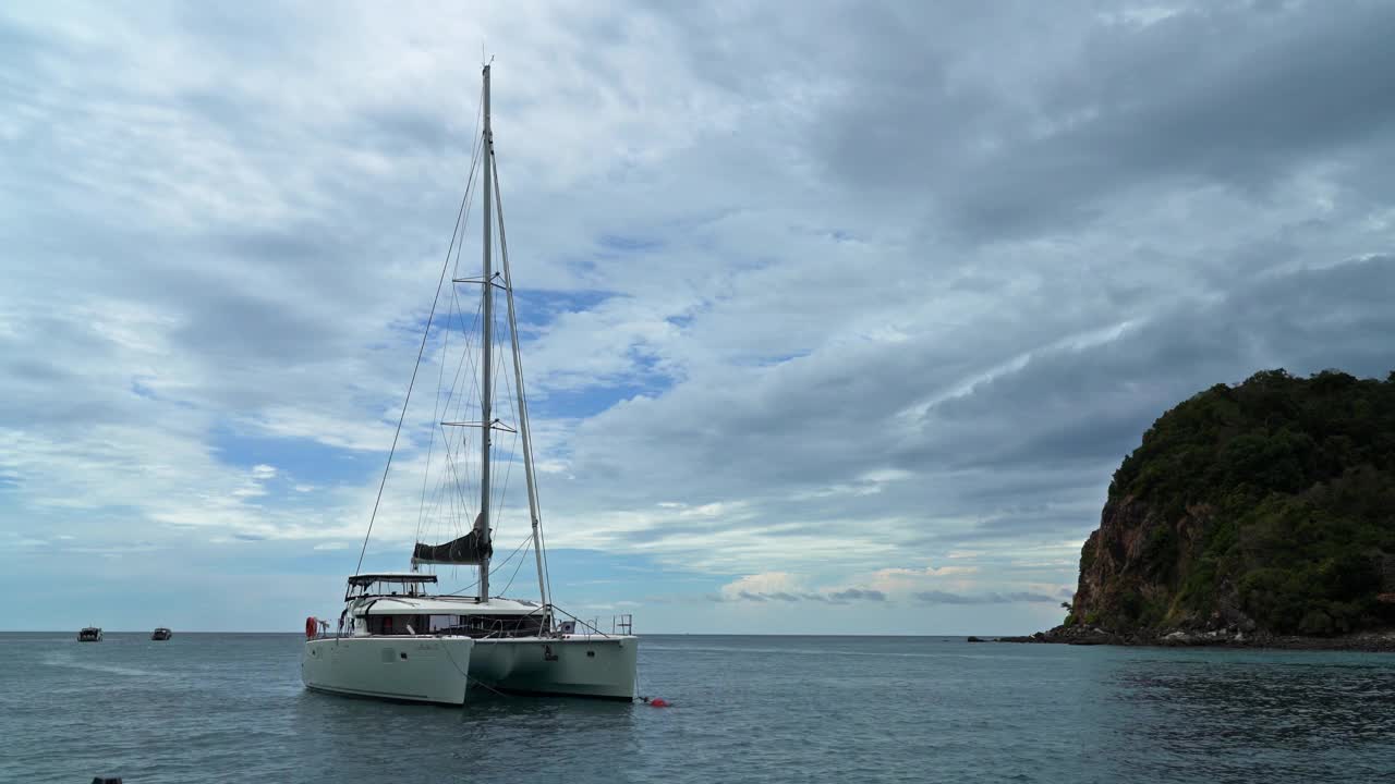 一艘双体船停泊在泰国安达曼海视频下载