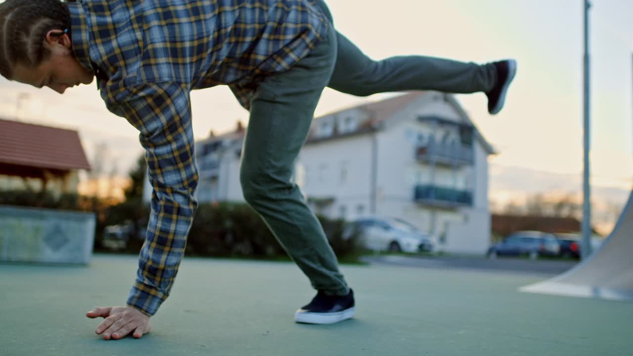 年轻人在街上跳霹雳舞时倒立视频素材
