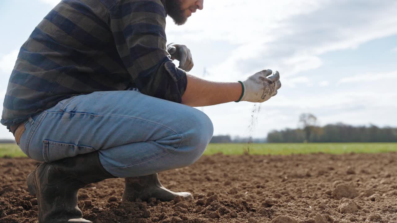 在田野里检查土壤的年轻人视频素材