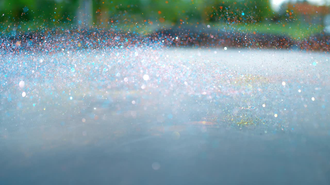 超级SLO MO胡里节彩色粒子在蹦床上爆炸视频下载