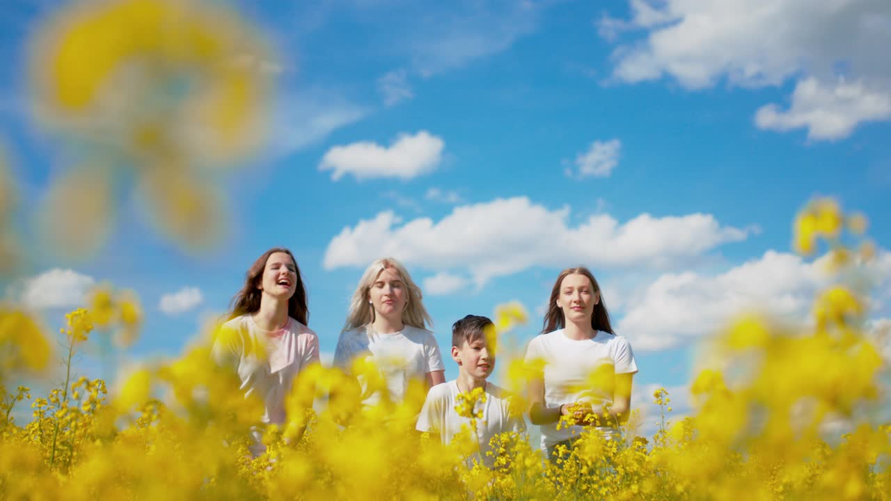 SUPER SLO MO Family扔黄色的花在空中视频素材