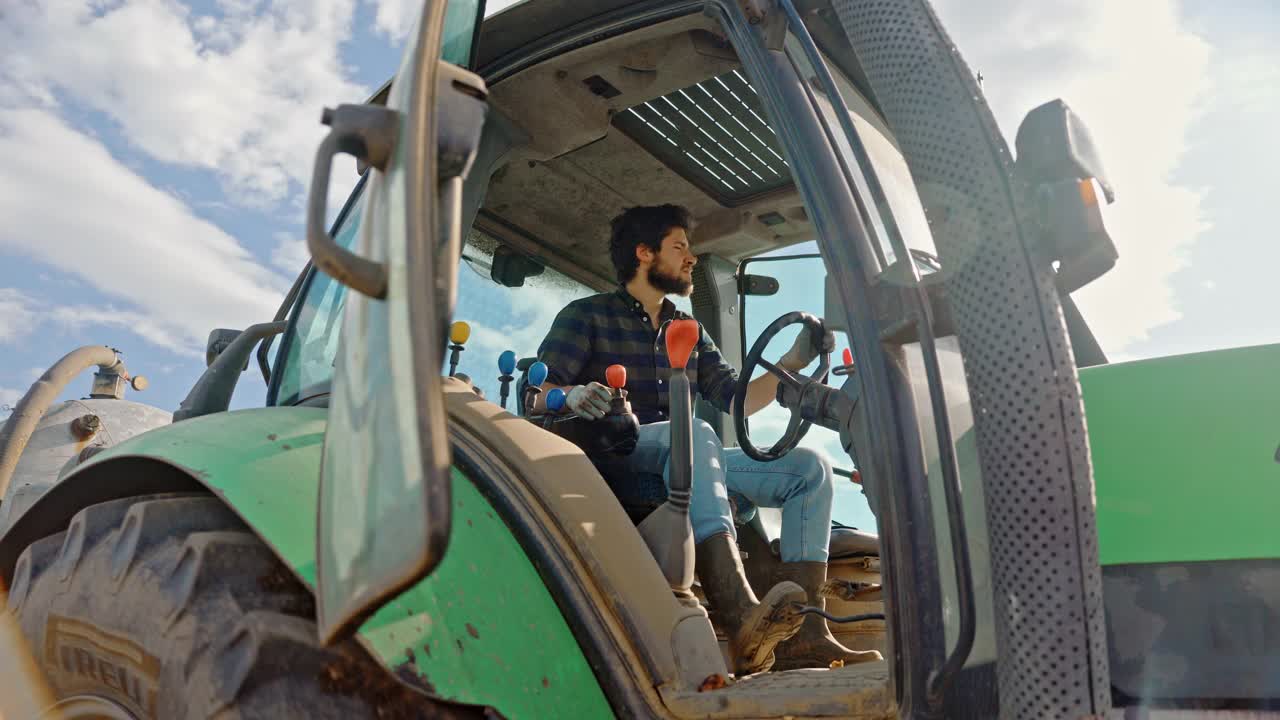 驾驶拖拉机的年轻人视频素材
