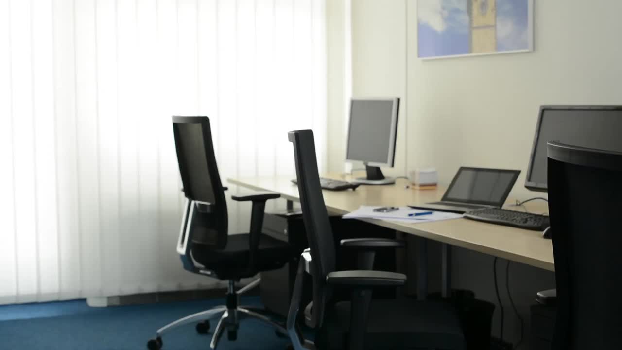 男人和女人一个接一个地坐在办公室(工人)的桌子旁——电脑视频下载