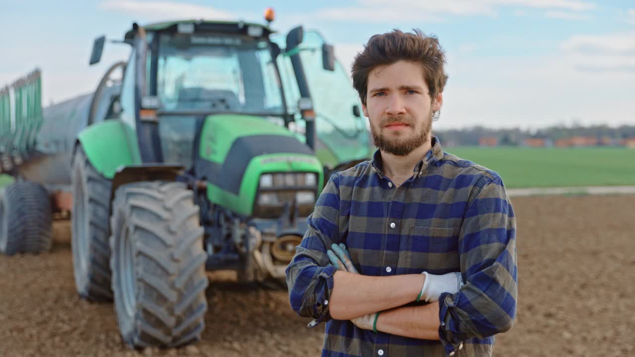 年轻的农民双手交叉站在田里视频素材